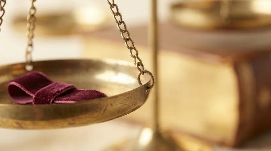 Messing-Waagschale einer Justitia — Detailaufnahme für Kanzlei-Angebote